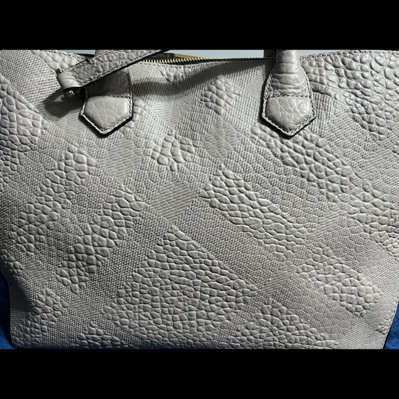 Authentic BURBERRY Dewsburry Convertible Tote Check Embossed Leather Medium Size - Picture 12 of 12